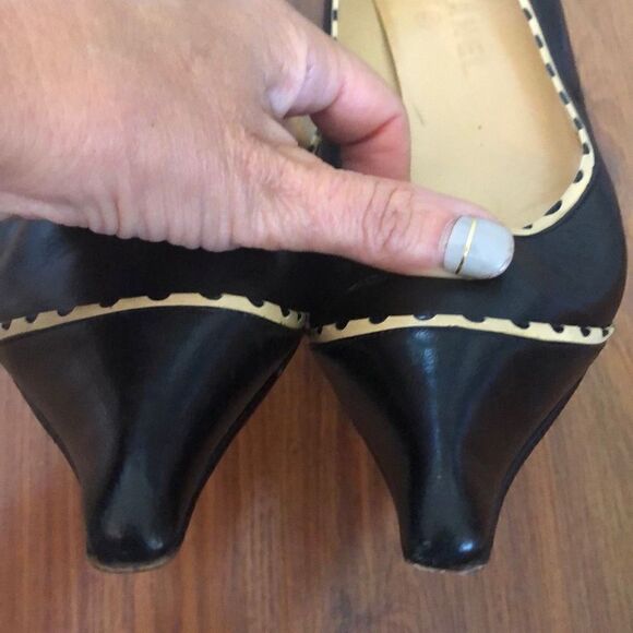 CHANEL Black and beige, low pumps pointy toe size 41 - Picture 10 of 11